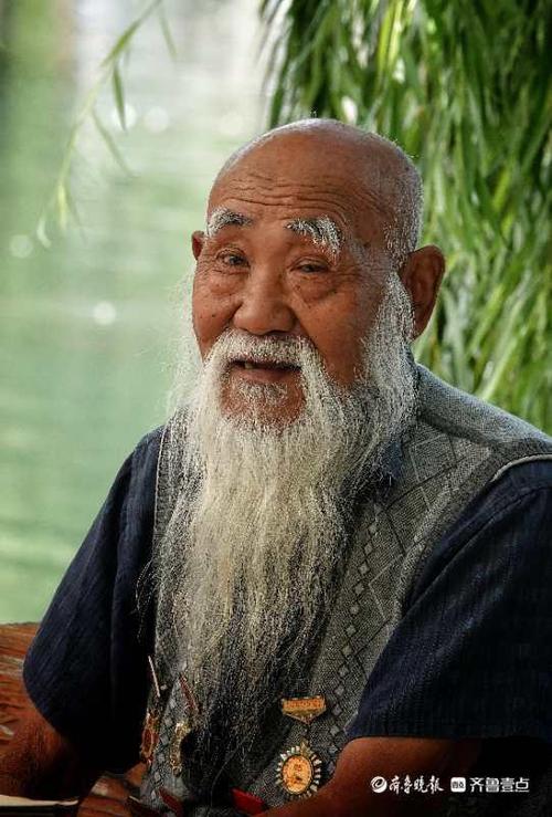 白胡子老爷爷图片缩略图