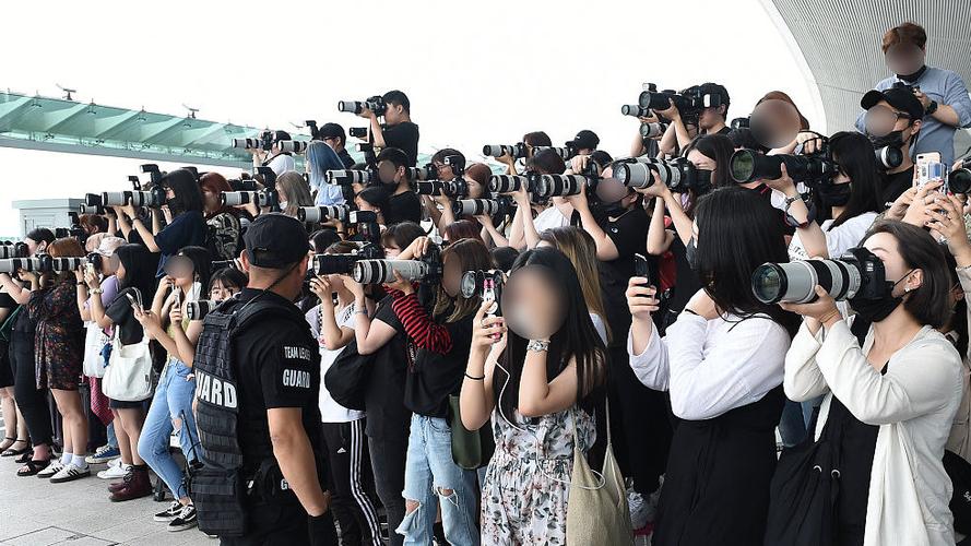 跟拍的站姐靠什么赚钱缩略图