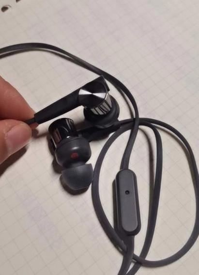 耳机一个音量大一个小缩略图