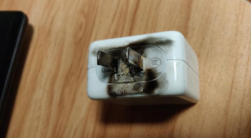 手机换充电口烧了还能用吗游戏截图