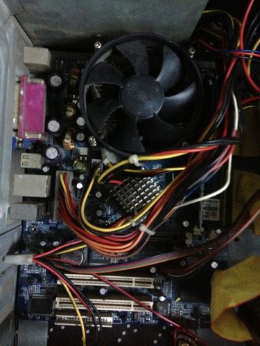 台式电脑开机风扇转但显示器没反应缩略图