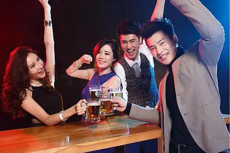两人喝得醉醺醺又去酒吧里喝酒电视缩略图