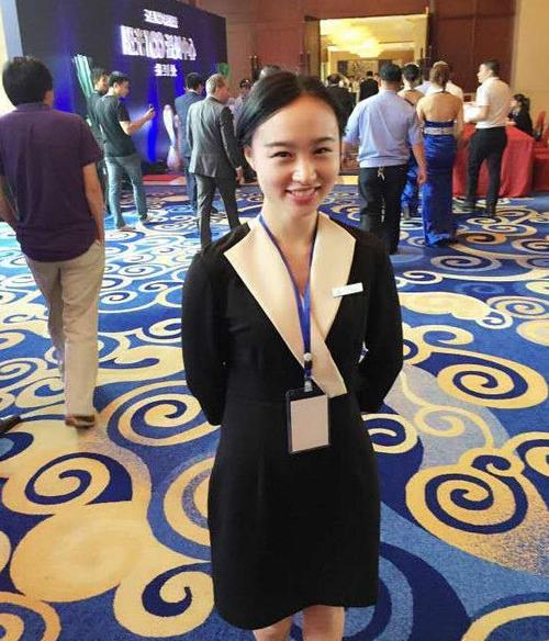 卖房子的女销售员缩略图