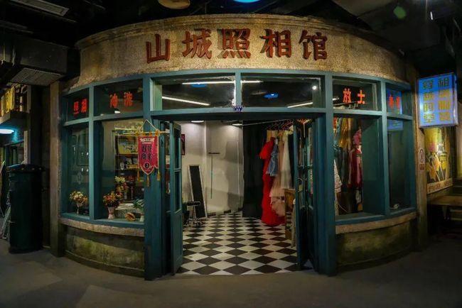 三个小兵的照片有什么特点