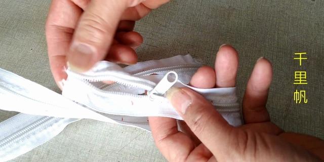 鞋子拉链一边掉了怎么装上游戏截图